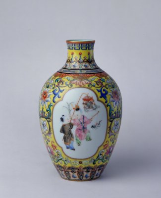 图片[1]-Yellow ground enamel colored baby play pattern bottle-China Archive